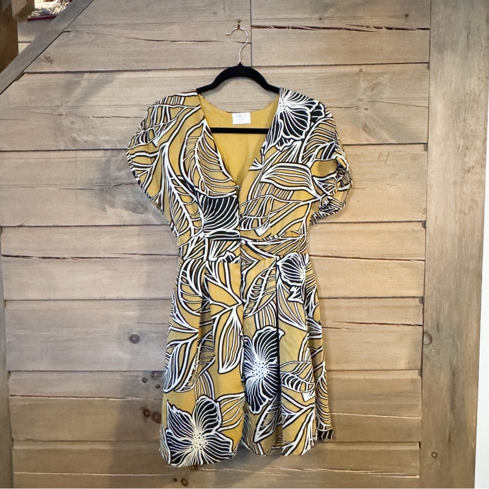 Sienna Sky 💛🌻Yellow and black floral mini dress